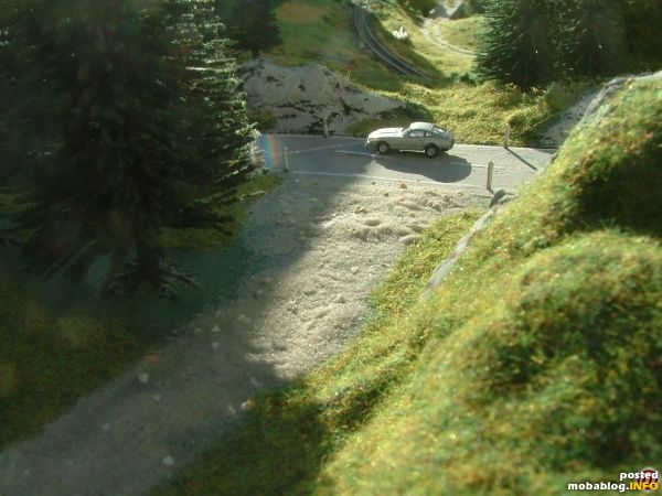 Der Herr Graf mußte an diesem schönen Morgen einfach mal am Straßenrand anhalten, den Berg hochsteigen und sein Schloß aus der Ferne betrachten.