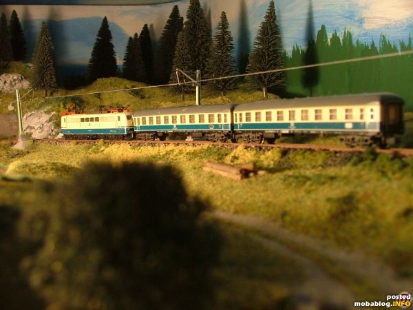 Der Nahverkehrszug fährt gleich in den Galgenbergtunnel.