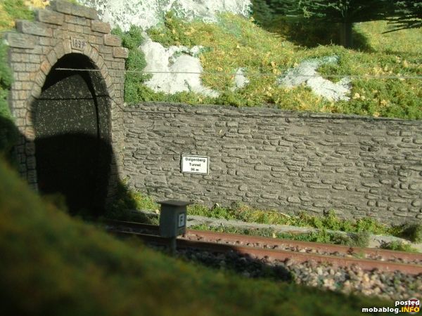 Seinen Namen hat der Tunnel vom Berg, an dessen Fuß mein Elternhaus steht. Der Fernsprecher ist natürlich auch Marke Eigenbau, aber dazu später mehr.