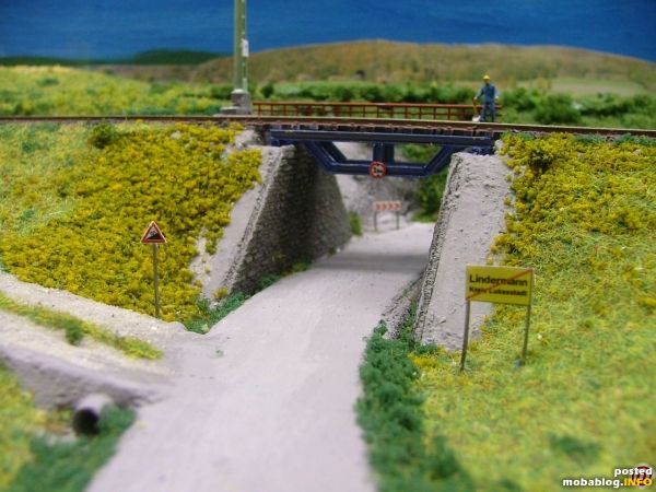 Die Stahlträgerbrücke am Ortsausgang von Lindermann.
