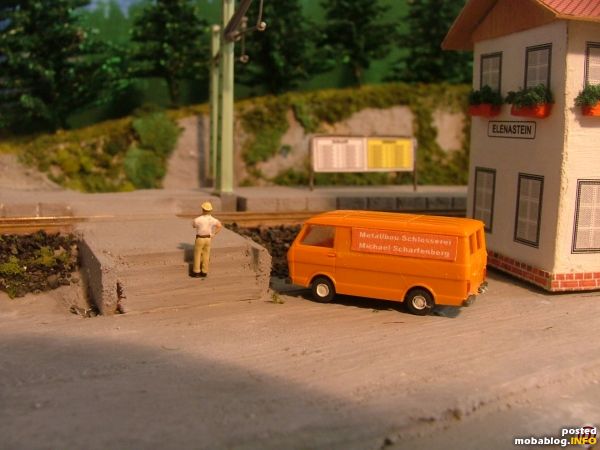 Hmmmm ... da muß noch ein Geländer hin zur Sicherung des Bahnüberganges?!