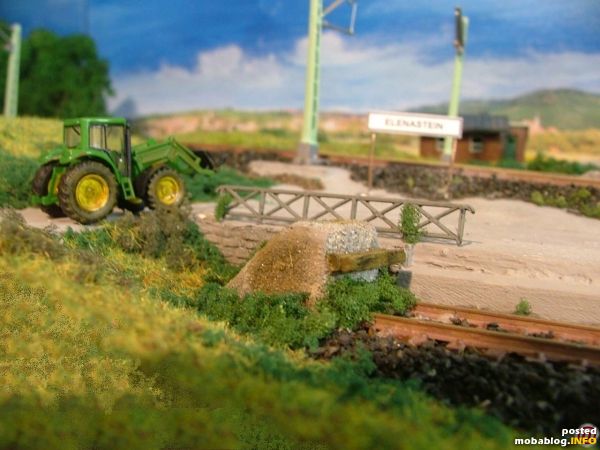 Der Bauer Friedrich hat einen viel größeren Traktor als Erna Doser.
Derr Prellbock ist natürlich auch selbst gebastelt, einfach aus Holz gefeilt.