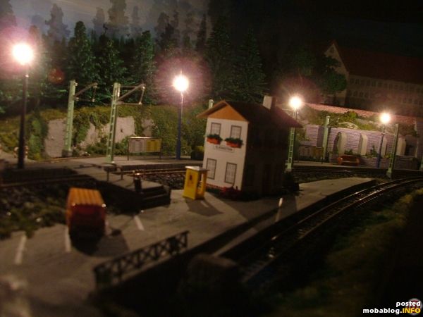 Und es wird Nacht. Die Bahnsteigleuchten funktionieren, werden heute allerdings ab 23:00 abgeschaltet.... tja, auch die Frankenbahnen müssen sparen.
Hier gehts weiter zu Teil 5:
https://www.mobablog.info/blog.php?id=2467