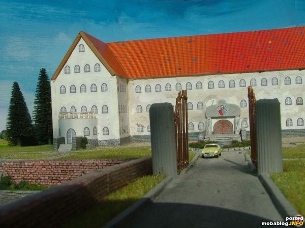 Der Graf ist zu Hause, sein Jaguar steht in der Einfahrt.