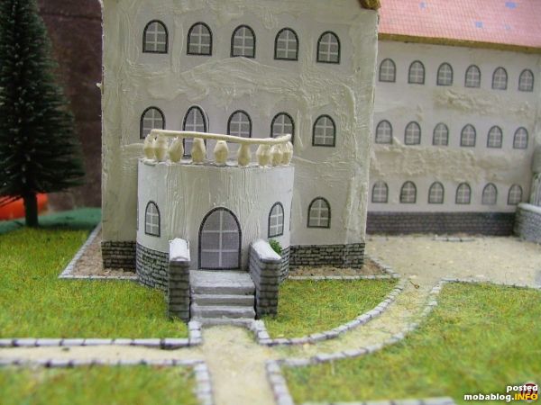 Hmmm auch der Graf hat die Kohle nicht mehr so wie früher die Reichsbahn, das Geländer und die Fassade könnten mal wieder einen Anstrich vertragen. Die Geländersteine sind übrigens aus ...