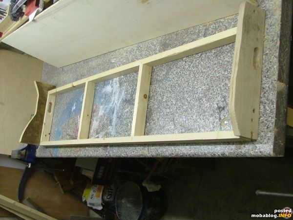 Der Rahmen aus gehobelten Latten. Die Stirnseiten habe ich aus zweifach dicken Leimholzplatten gefertigt, damit sich an den Anschlußstellen ja nichts verzieht. Funktioniert seit nunmehr 11 Jahren einwandfrei.