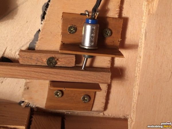 Die Weichen im sichtbaren Bereich werden manuell über Stellhebel geschaltet. Hier die Fixierung der Weichenzungen in Endstellung durch einen elektrischen Schalter, der aber (noch) ohne elektrische Funktion ist.
Hier gehts weiter ...