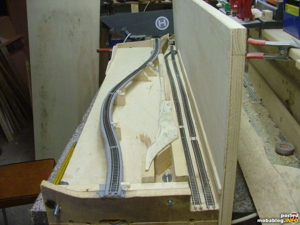 Der Rohbau des Mittelsegments. Gut zu sehen: die Schloßschrauben und das später halb verdeckte Überholgleis.