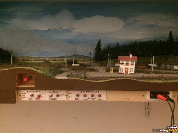 Das Bedienpanel am rechten Segment. Links im Bild ist der Stellbehel der Bahnhofsweiche zu sehen, rechts die Einspeisung für die Beleuchtung.
Hier gehts weiter zu Teil 9:
https://www.mobablog.info/blog.php?id=2472