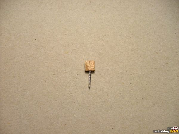 Was ist DAS denn? Nun, so baue ich einen Streckenfernsprecher: Holzstückchen aus alter Zigarrenkiste, kleiner Nagel als Standbein.