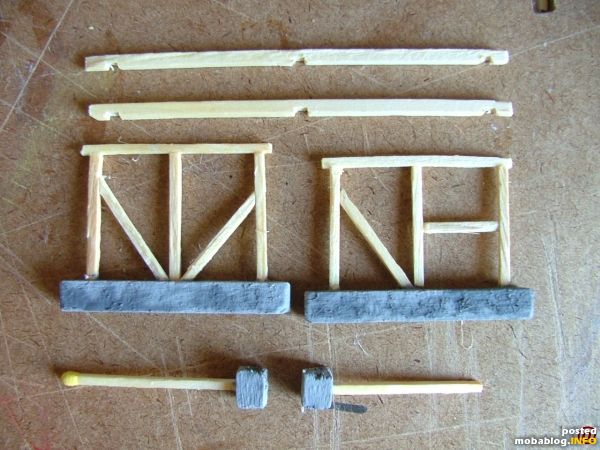 Das Ausgangsmaterial: Holz von Silvesterraketen und Streichh�lzer.
Man beachte: die Balkenkonstruktion ist nicht nur einfach geleimt, sondern in echter Zimmermannstradition ausgestemmt!