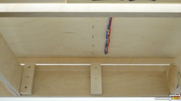 Mit Hilfe von Holzklötzen wurde das Fiddle Yard mit der Anlage verschraubt.