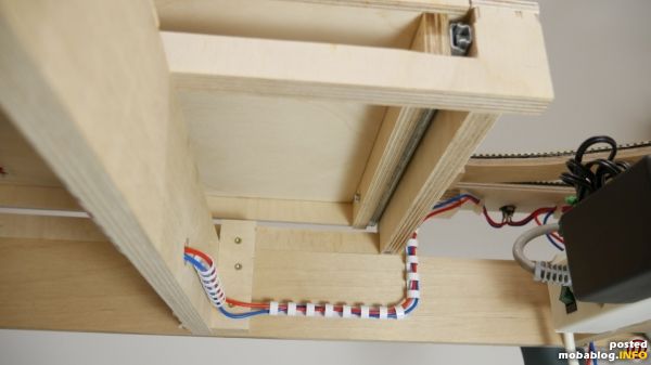 An die bereits von unten an die Gleise gelöteten Drähte zur Stromeinspeisung, wurden 1,5mm² Litzen zur Fahrstromversorgung angelötet. Ein Rangiergleis des Fiddle Yards sollte als Programmiergleis fungieren. Da die eingesetzte ...
