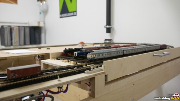 Wenn Ihr noch mehr Details zum Bau des Fiddle Yards erfahren möchtet, dann geht auf unsere Homepage. In unserem Bautagebuch könnt ihr alle Bauschritte nachlesen.
http://www.n-modellbahn.de/kinderanlage-in-spur-n/
Den kompletten Bau des Fiddle ...