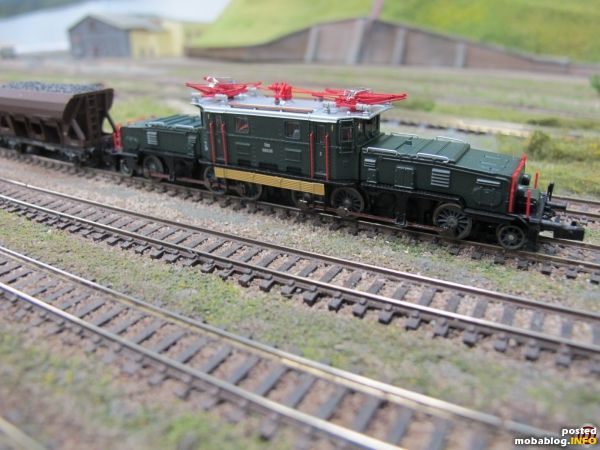 Die 1089 mit einem Güterzug abfahrbereit im Güterbereich von Mürzzuschlag