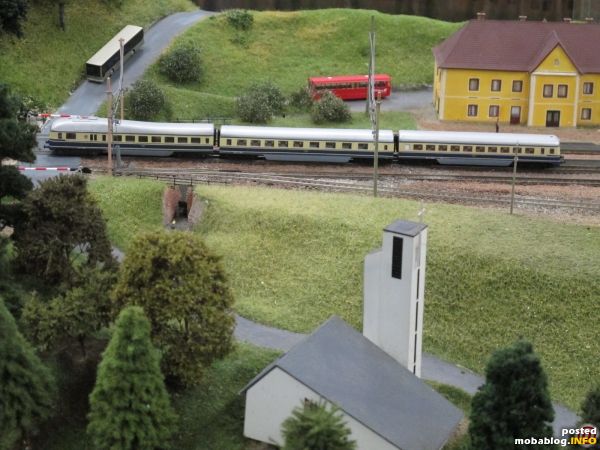 Ein dreiteiliger Dieseltriebzug Baureihe 5045 "Blauer Blitz" verlässt Breitenstein