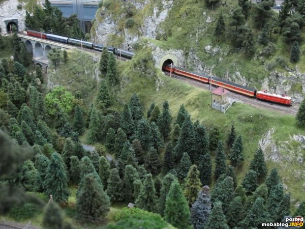 Dieselbe Partie jedoch hier mit Reihe 1044 und einem internationalen Reisezug