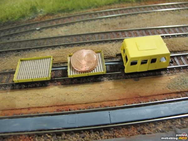 Zu Gast auf der Modulanlage im Bahnhof Türnitz: der Motorbahnwagen mit den beiden passenden Materialwagen, fahrtüchtig auf einem zweiachsigen KATO-Tram-Fahrwerk!