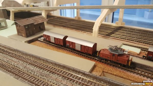 Der kleine Güterumschlag des Bahnhofs im Bau.