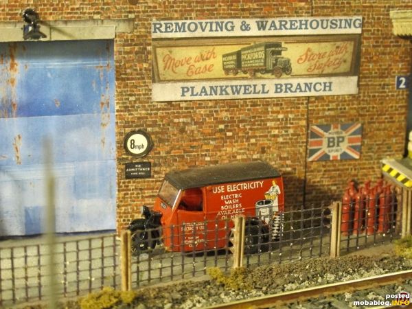 Der "Threewheeler" (ebenfalls Oxford) einer Elektrofirma parkt im Hof von Plankwell Yard - die einzige Ein- und Ausfahrt erfolgt durch das große blaue Tor.