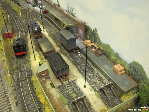 Die Rangieraufgaben im Yard werden von einem Sentinel-Shunter (Stehkessel-Rangierlok) von Dapol erledigt - dank Super Creep-Motor mit sehr guten Langsamfahreigenschaften.