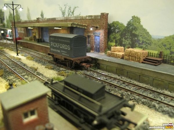 Ein Blick auf die Laderampe und die Waggonwaage im Vordergrund, auf der gerade ein GWR-Shunting-Van abgestellt ist.