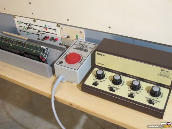 Ein Blick auf das Control-Panel darf natürlich nicht fehlen: links eingebaut das Stellpult für die Weichen, in der Mitte ein einfacher Regeltrafo für die LED-Beleuchtung und das (einzige) motorisch betriebene ...