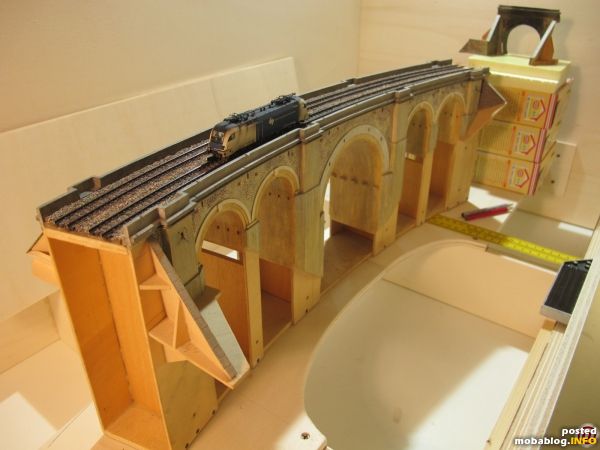 Hier blicken wir über den Höllgrabenviadukt in Richtung Pettenbachtunnel. Das ursprünglich vorhanden gewesene Gleisbett mit Arnold-Gleisen wird durch PECO-Gleise ersetzt werden.