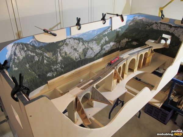 Mai/Juni 2018: Die fotorealistische Hintergrundkulisse wurde von Atelier Dietrich angeliefert und kann nun eingebaut werden.