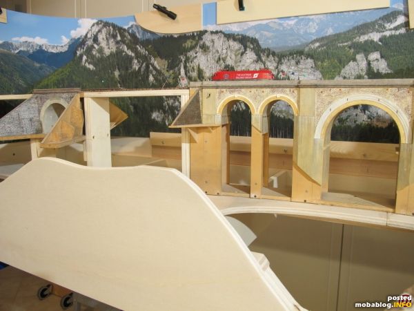 Die Verklebung der der Fotokulisse (kaschiert auf einer 2mm Forex-Platte) erfolgt mit einem handelsüblichen Montagekleber, parallel dazu erfolgt der Trassenbau.