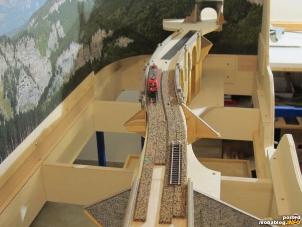 Noch bietet sich ein skelettartiger Einblick in das Segment, die Trasse für die Gleise wurde inzwischen fertiggestellt, die Architekturbauwerke sind nun ebenfalls fertig eingebaut.