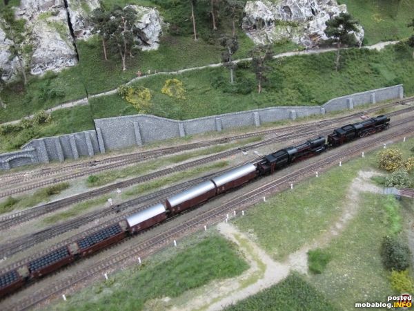 Wie in alten Zeiten: ein schwerer Güterzug mit 2x Reihe 52 verlässt Mürzzuschlag in Richtung Semmering