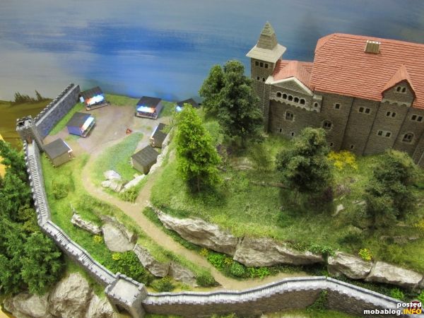 Die gesamte Burganlage wurde mit einer neuen Umfassungsmauer umgeben, welche mit Wehrt�rmen und einem Burgtor erg�nzt wurde