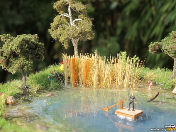 Ein Blick in die linke Ecke des Dioramas mit Schilf, Taucherfloß und Angler