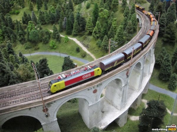 Kalte Rinne - Viadukt mit einem talwärts fahrenden Bauzug