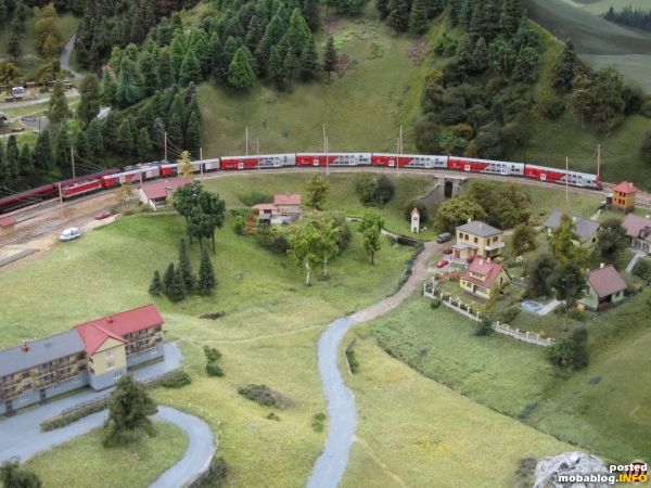 Ein Dosto-Radtramper verlässt (geschoben) den Bahnhof Breitenstein