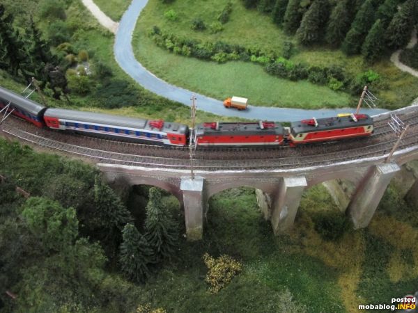 Ein schwerer Reisezug mit 1044 Tandem und einem Messwagen am Adlitzgraben