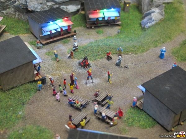 Der Marktplatz auf dem Burgmodul wird langsam zum Leben erweckt, auch das Lagerfeuer ist bereits in Betrieb (Eigenbau mit Flacker-LED)