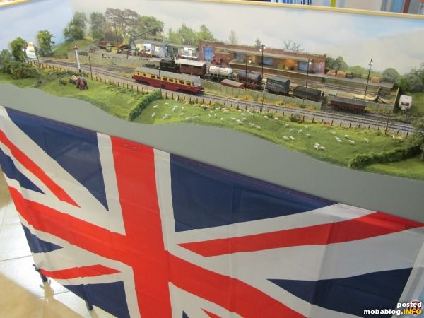 Als Einstieg noch mal ein Blick auf die "Scenic Section" des Layouts, das Fahnentuch konnte von meinem British-N-Layout entlehnt werden.