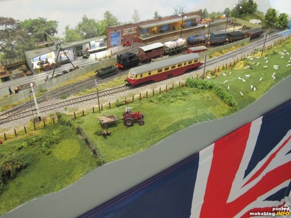 Ein Ex-GWR "Razor Edge" Railcar No. 23 (Hornby) ist auf dem Weg in Richtung Fiddle Yard an der linken Seite des Layouts.