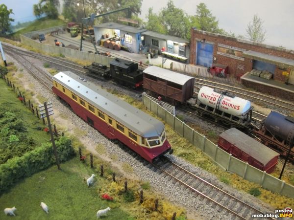 Im Yardbereich rangiert derweil ein "Sentinel-Shunter" (Dapol) eine Reihe Güterwagen.