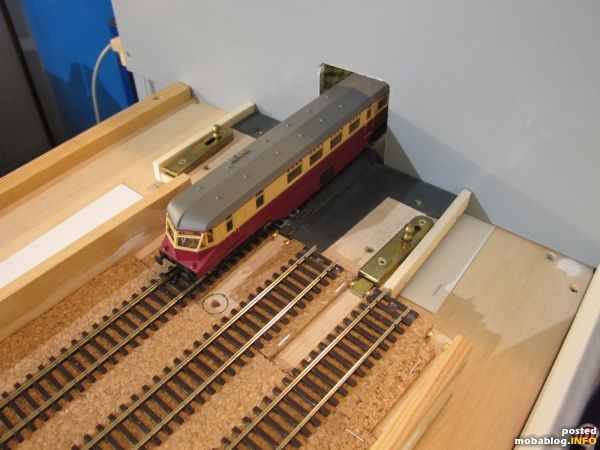 Einfahrt in den Fiddle Yard links: hier wurde aus vorhandenem Holzmaterial ein typisch englischer "Sector Plate Fiddle Yard" realisiert.