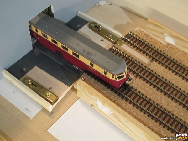 Der Sector Plate Fiddle Yard ist 3-gleisig ausgeführt und hat eine Gleisnutzlänge von jeweils 120cm.