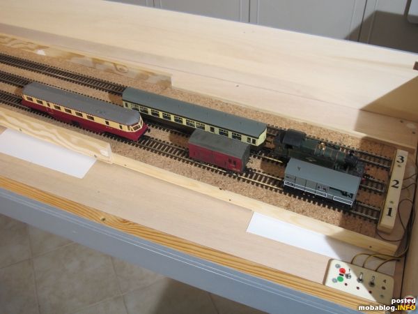 Am Ende des FY wurde aus Altteilen ein kleines Schaltpult eingebaut, sodass die Gleise grundsätzlich 2-polig abgeschaltet werden können - das Layout kann sowohl analog über Gaugemaster-Controller als auch digital ...