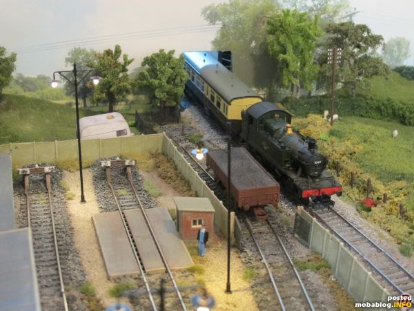 Wechseln wir nun auf die rechte Seite des Layouts: hier schiebt eine Ex-GWR Class 45xx (Bachmann) einen Autocoach in Richtung Fiddle Yard.