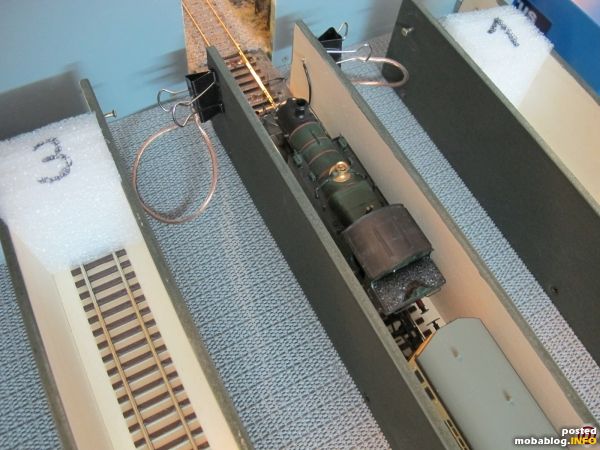 Im Gegensatz zur linken Seite wurde hier ein "Cassette-Fiddle Yard" realisiert. Typisch englisch, sehr reduziert und einfach gehalten gibt es 3 Cassetten mit einer Nutzlänge von jeweils 75cm - ausreichend ...