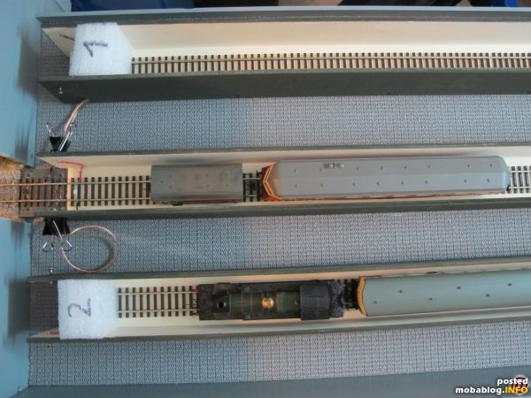 Abschließend ein Blick aus der Vogelperspektive auf die "Cassettes", welche einfach händisch ausgetauscht und/oder gewendet werden können. Die Stromversorgung übernehmen Krokodilklemmen aus dem Bürobedarf über Messingschrauben an den Seitenwänden.