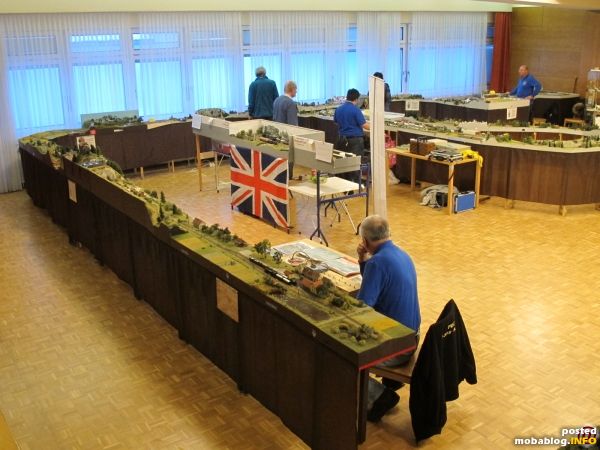 Zum Einstieg ein Überblick über die Ausstellungssituation des MEC N-Spur, im Vordergrund der Nebenbahn-Endbahnhof, im Hintergrund die Hauptstrecke mit Bahnhof Deutschkreutz, dazwischen das britische Layout in 00.