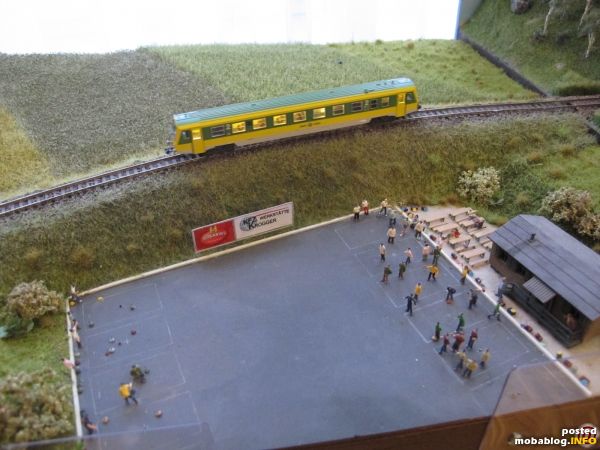 Immer lohnend sind die gestalteten Szenen auf den Modulen: hier ein Stockschießplatz mit Vereinshaus.