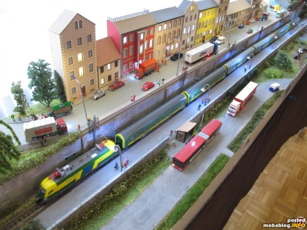 Ebenfalls umfassend beleuchtet zeigt sich die städtische Bebauung mit Bahnstation an der elektrifizierten Strecke.